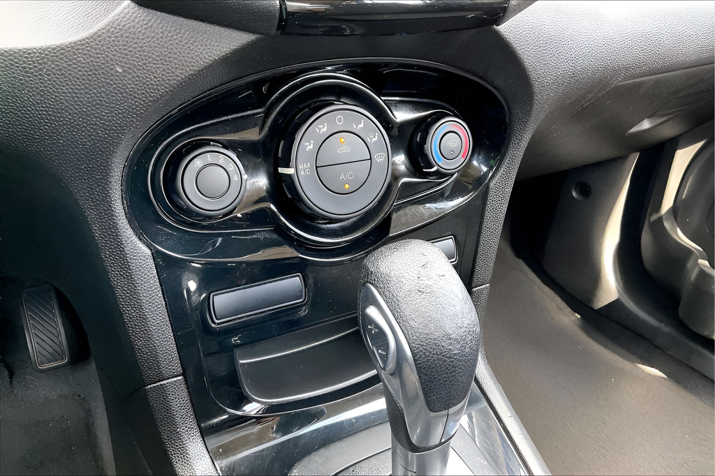Used 2019 Gray Ford SE image 22