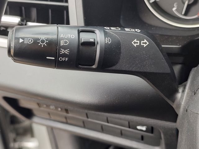 Used 2023 Silver Mitsubishi SE image 23