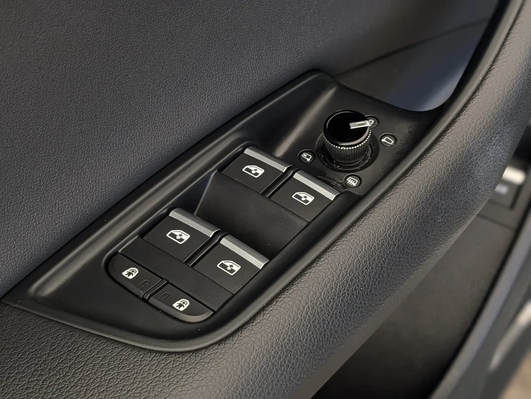 Used 2019  Audi Technik - S-Line - Leather - Sunroof - HUD - Heated/Ventilated Seats image 12