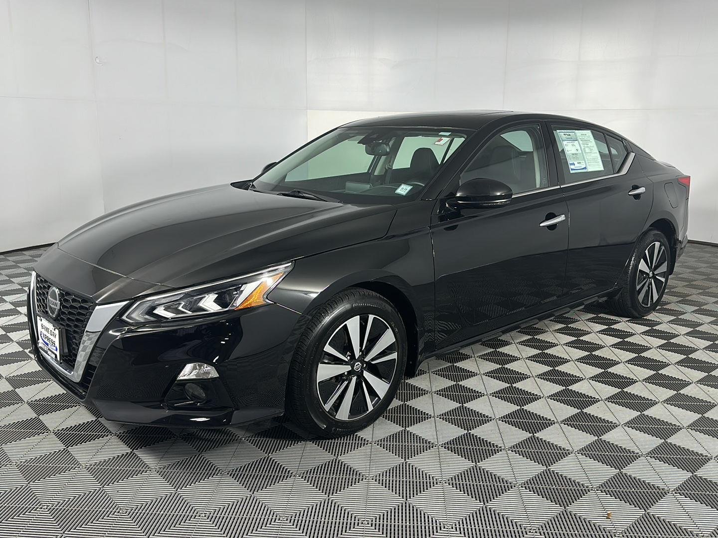 Used 2020 Super Black Nissan 2.5 SV image 4