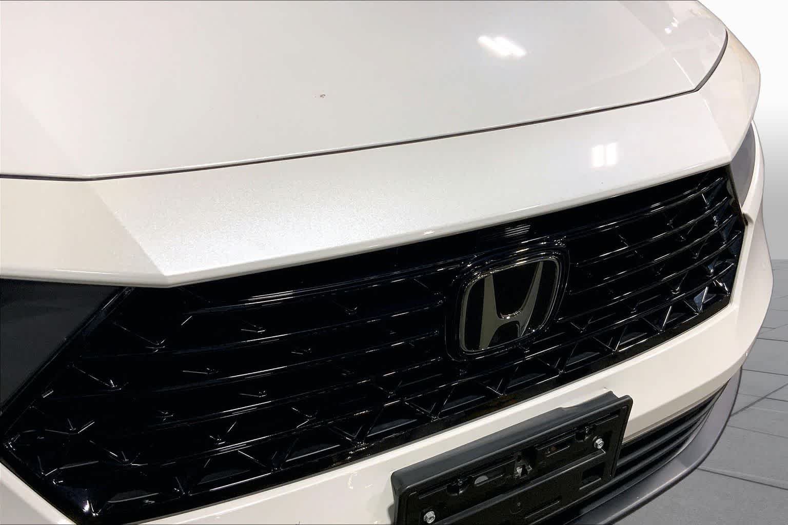 Used 2023 Platinum White Pearl Honda LX image 30