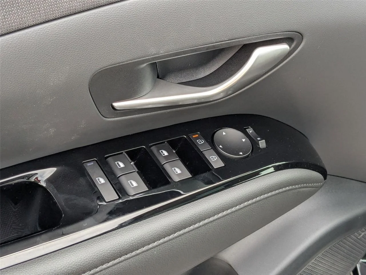 2025 Hyundai Tucson Limited - Photo 12