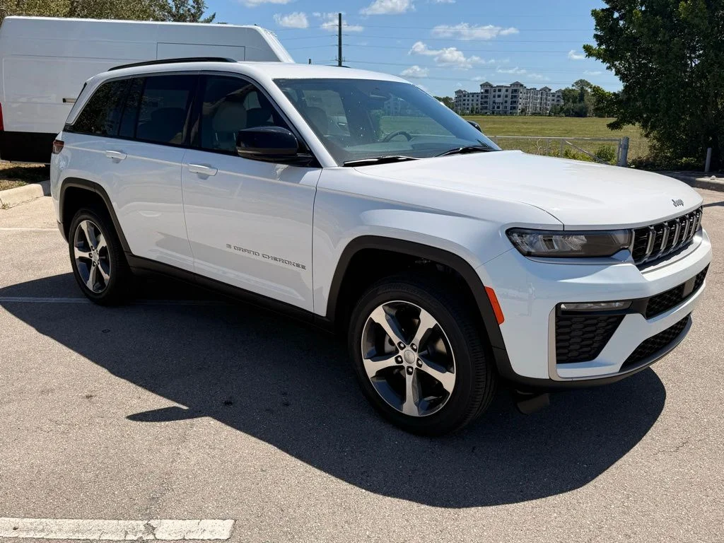 New 2026 Bright White Clear-Coat Exterior Paint Jeep Limited image 2