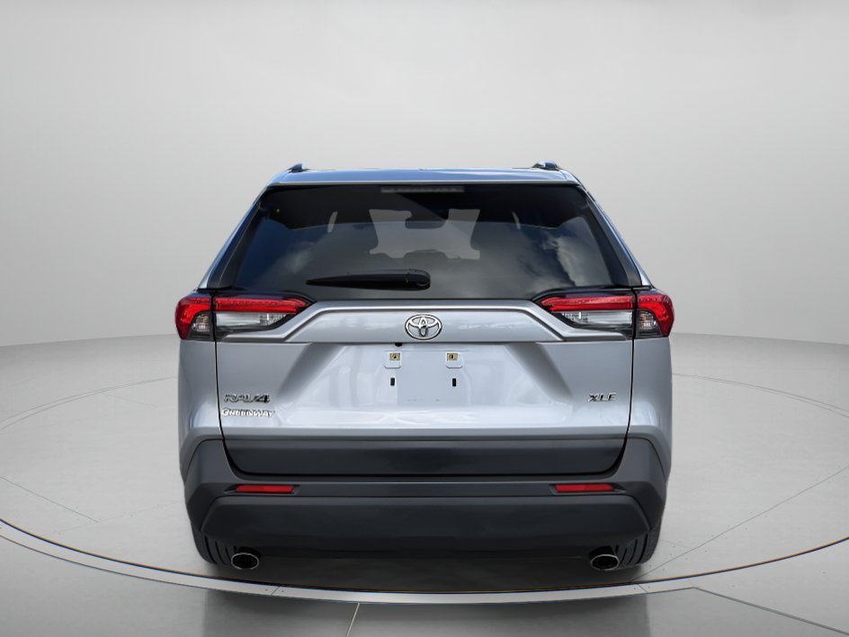 Used 2020 Silver Sky Metallic Toyota XLE Premium image 4