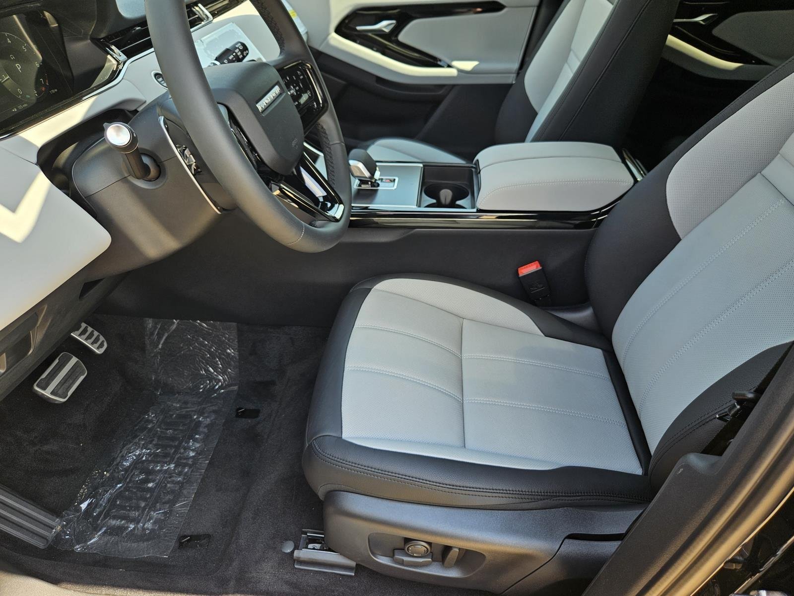 New 2026 Santorini Black Land Rover Dynamic SE image 24
