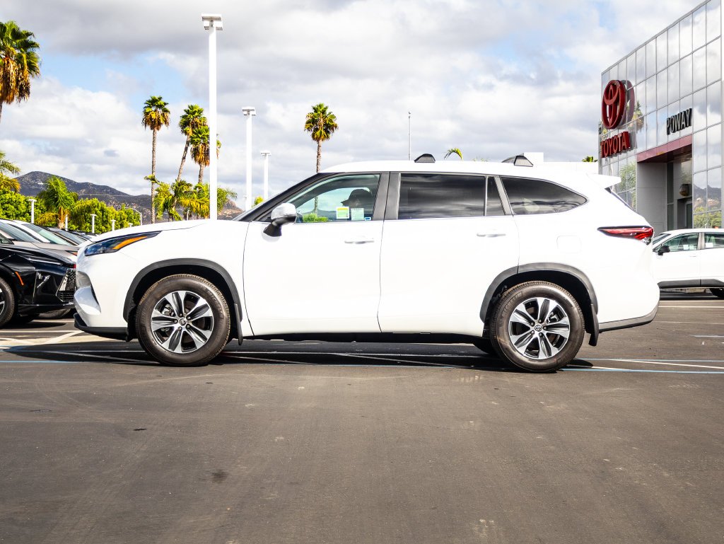New 2026 Wind Chill Pearl <sup>1</sup> Toyota  XLE image 6