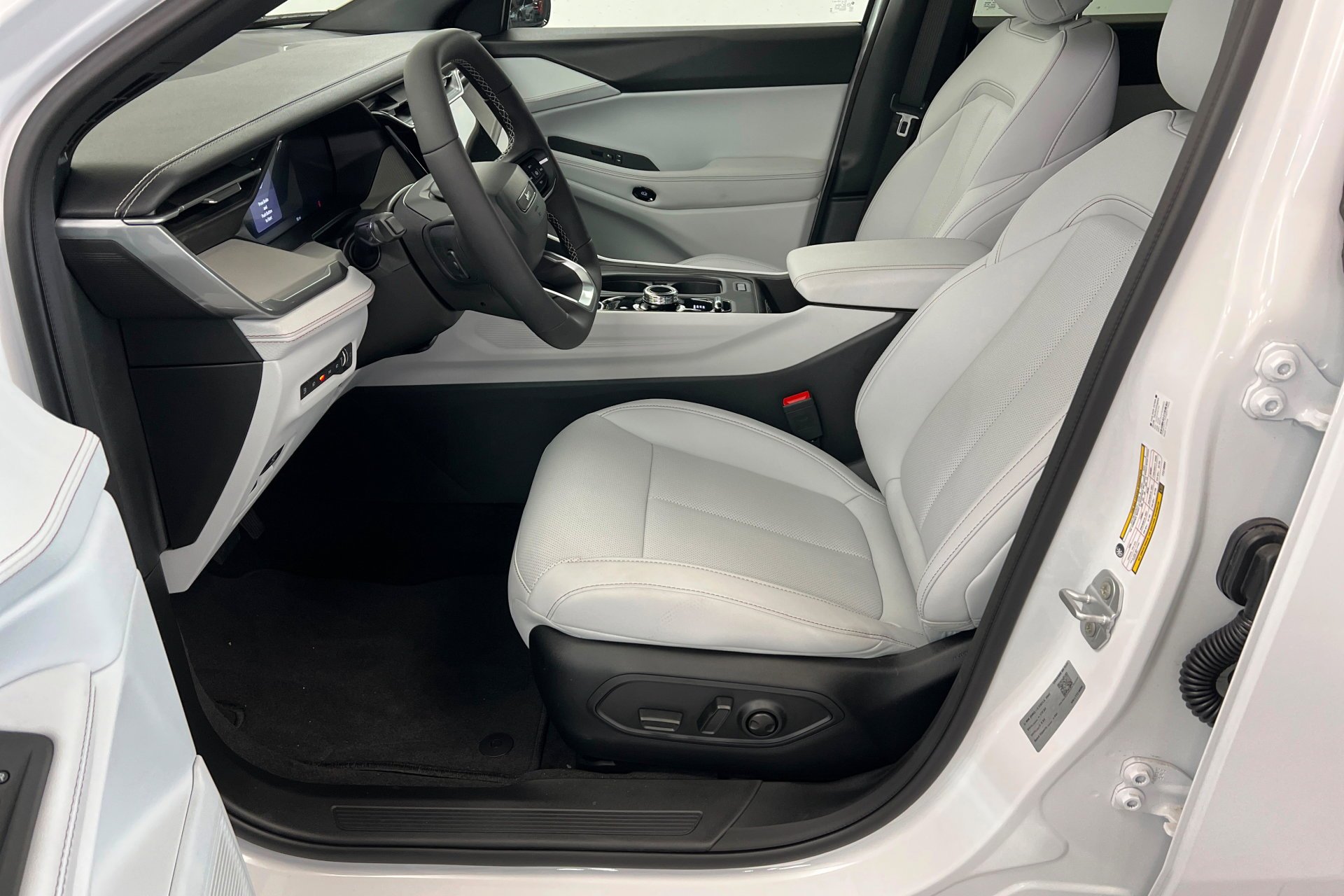 New 2026 Bright White Clear-Coat Exterior Paint Jeep Limited image 18