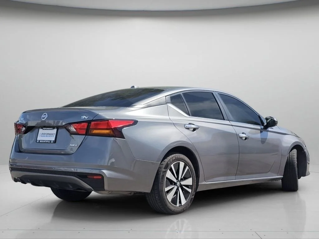 Used 2022 Gun Metallic Nissan 2.5 SV image 24