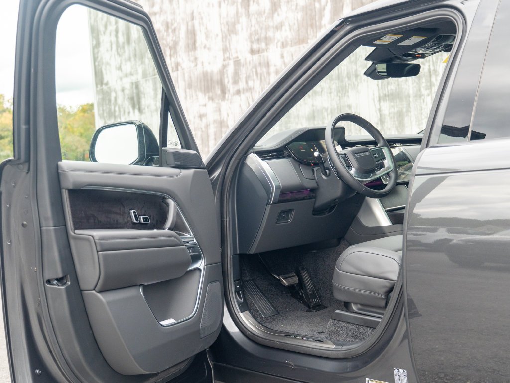 New 2026 Carpathian Grey Land Rover SE image 10