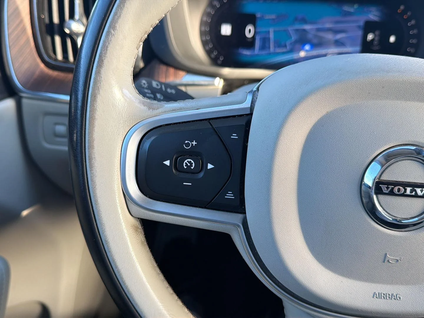 Used 2022  Volvo Momentum image 15