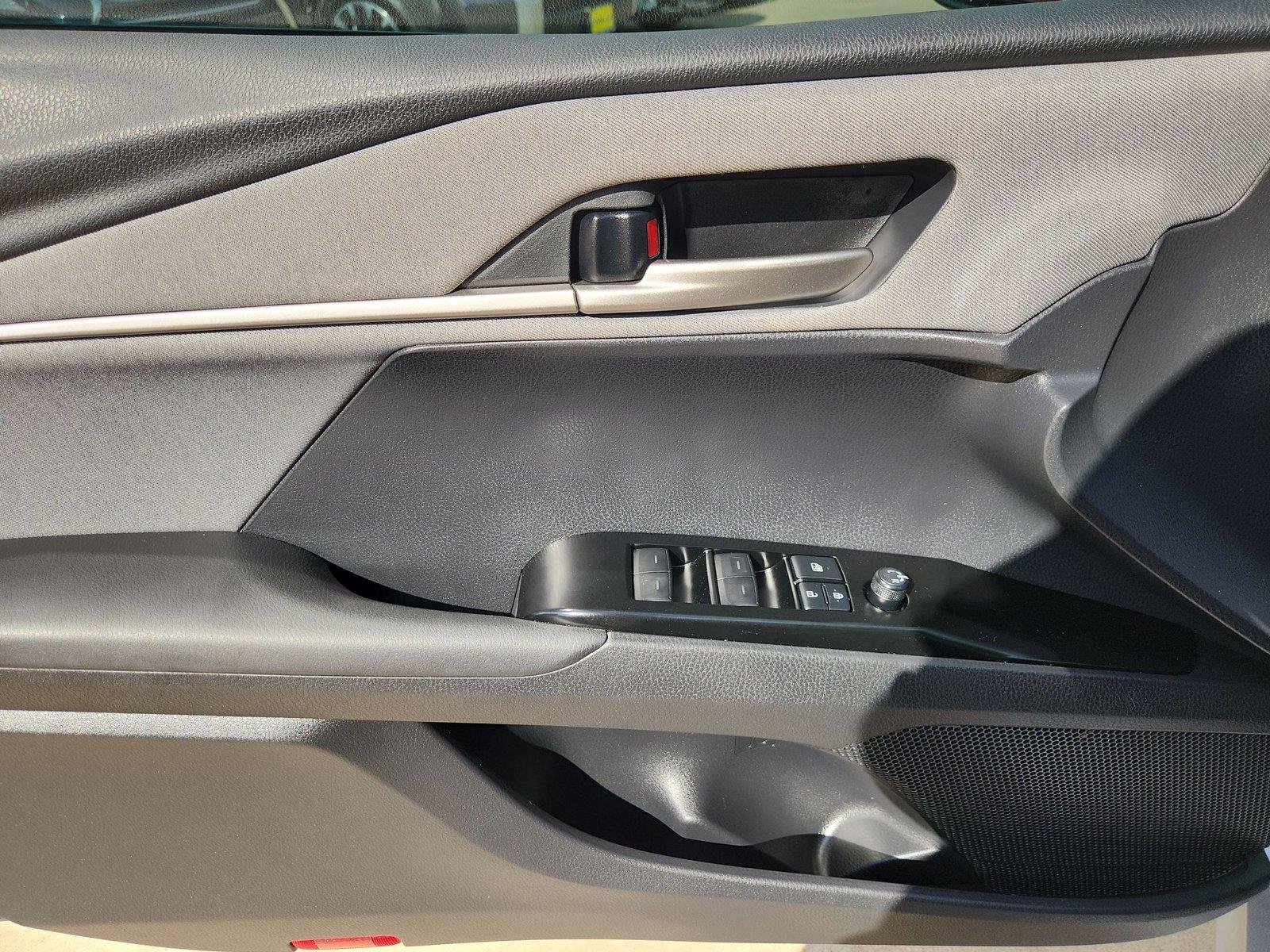 2025 Toyota Camry photo 23 of 34