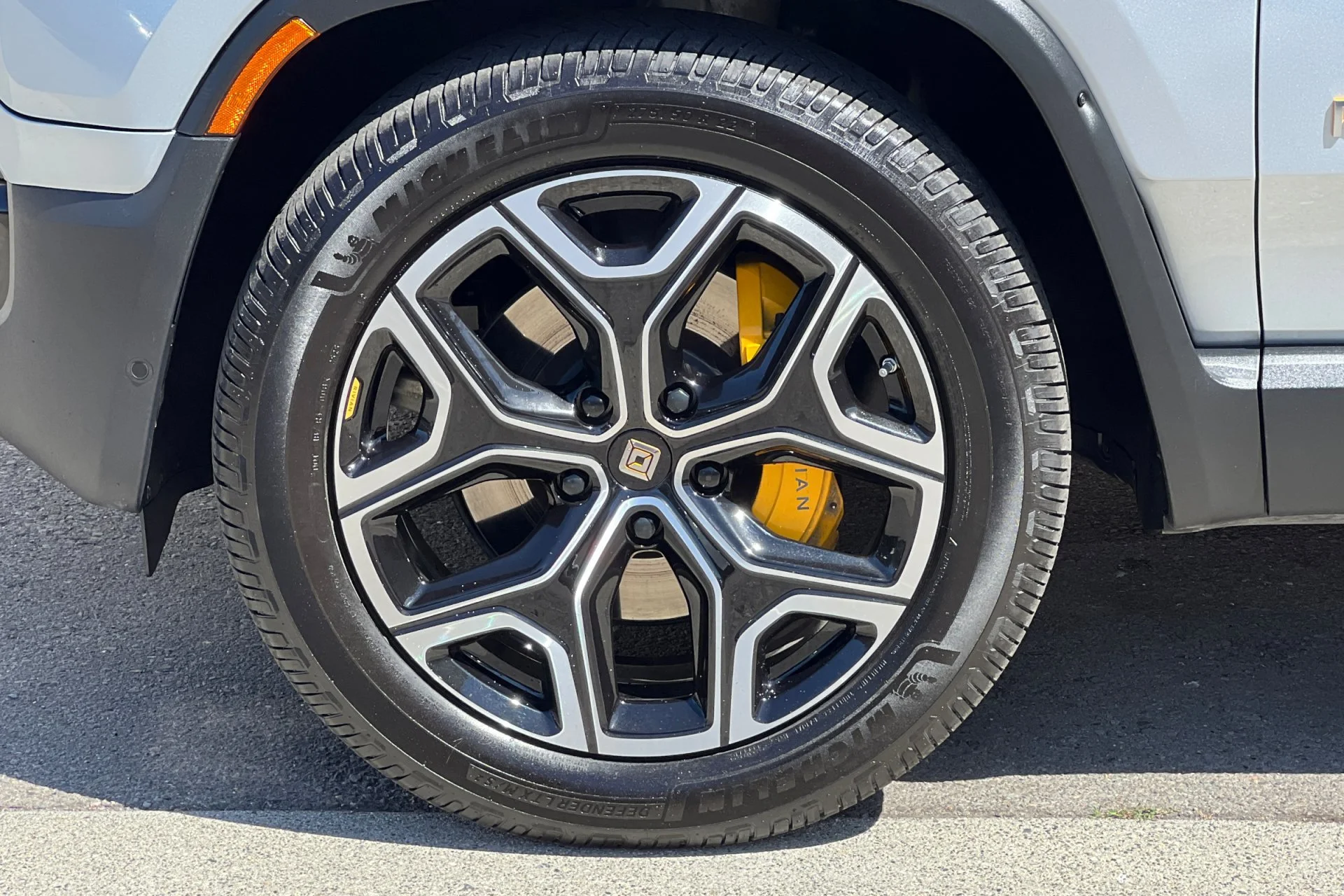 Used 2023 LA Silver Rivian Adventure image 11