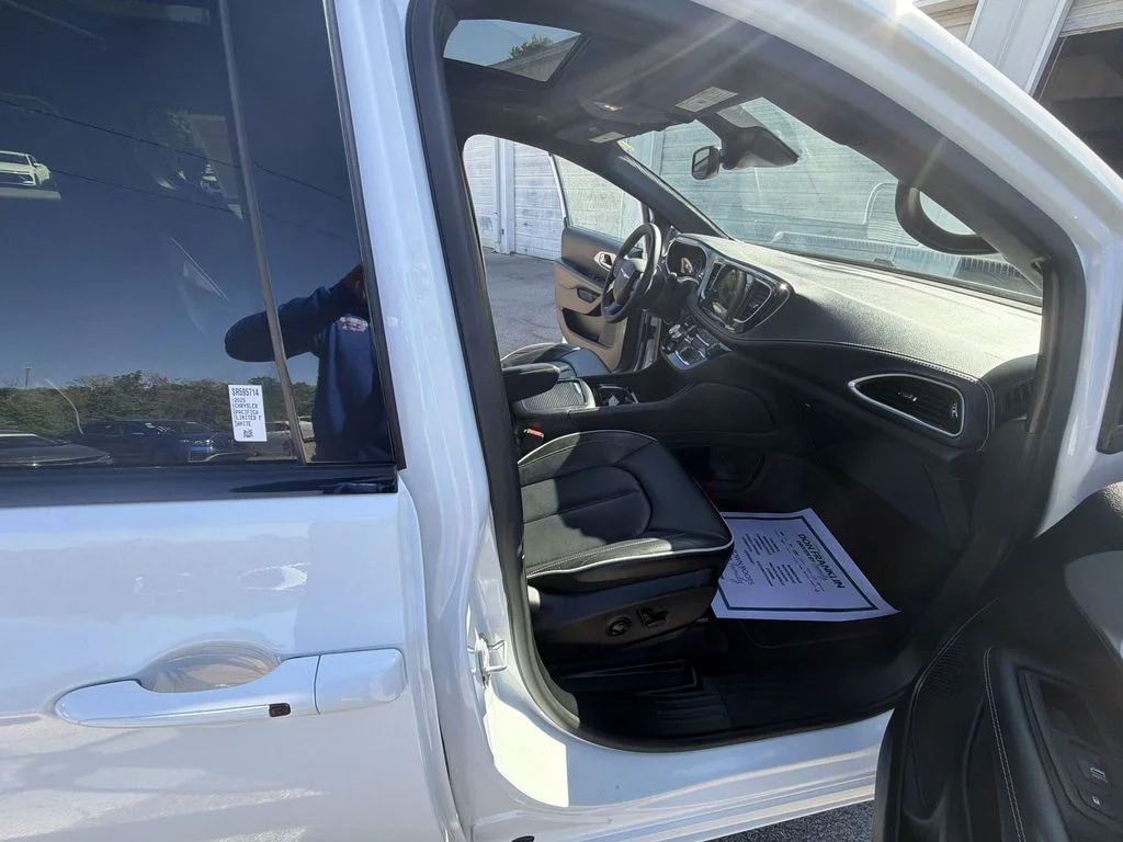 Used 2025 White Chrysler Limited image 26