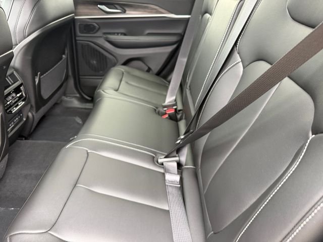 New 2026 Bright White Clear-Coat Exterior Paint Jeep Limited image 10