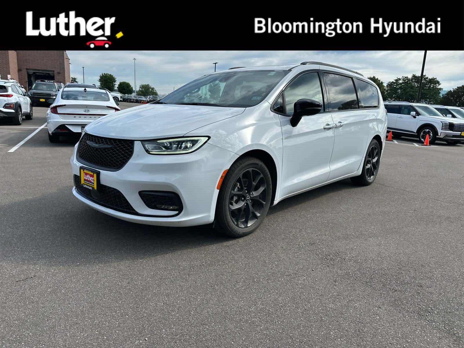 2025 Chrysler Pacifica Limited's photo