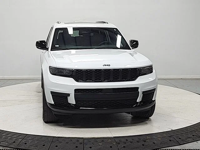 Used 2024 White Jeep Altitude X image 3