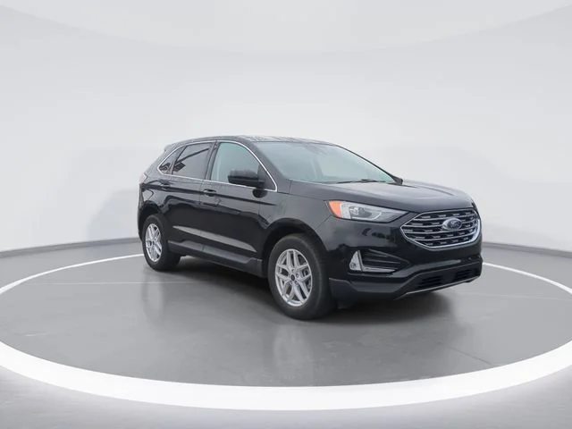 Used 2022 Black Ford SEL image 2