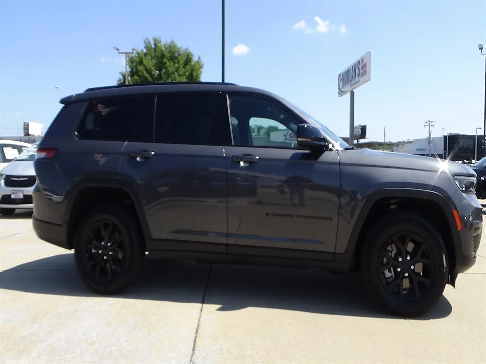 Certified Used 2025 Baltic Gray Metallic Clear Coat (pas) Jeep Altitude X image 5