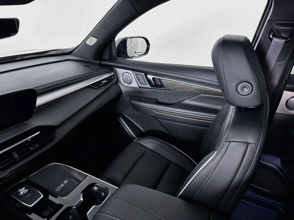 Used 2025 Black Buick Avenir image 24