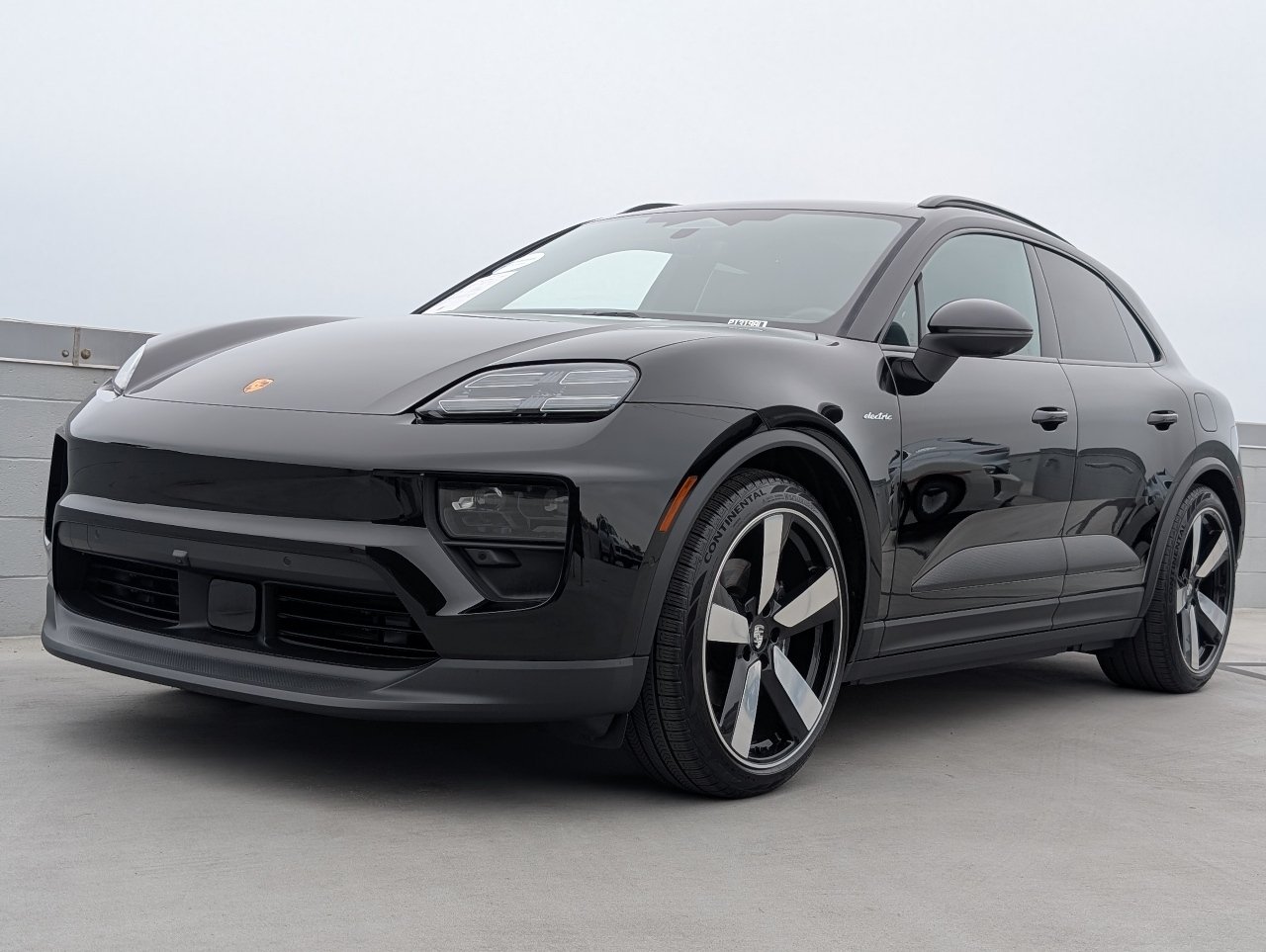 2025 Porsche Macan Macan Electric's photo