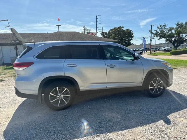 Used 2019 Silver Toyota XLE image 16