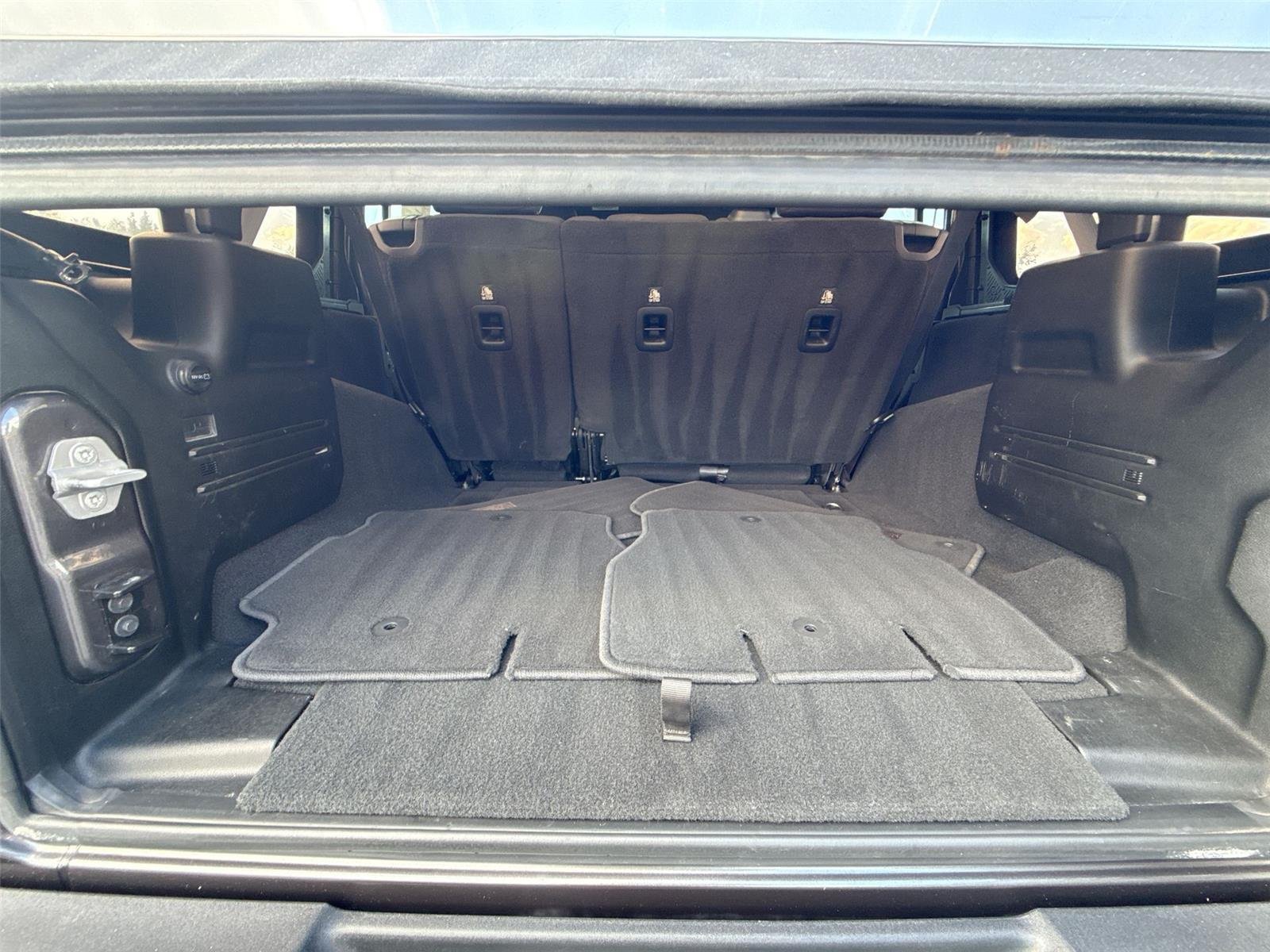 Used 2018 Granite Crystal Metallic Clearcoat Jeep Sport S image 19