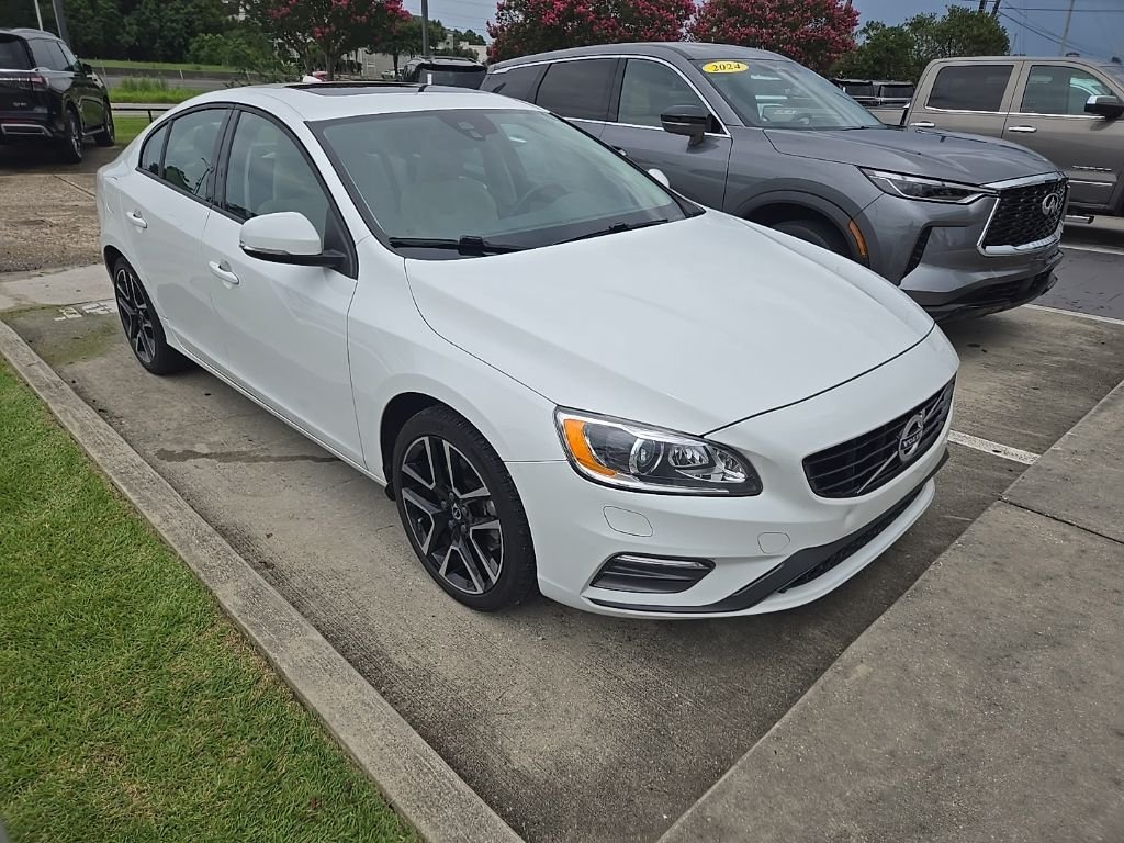 Used 2018 White Volvo T5 Dynamic image 3