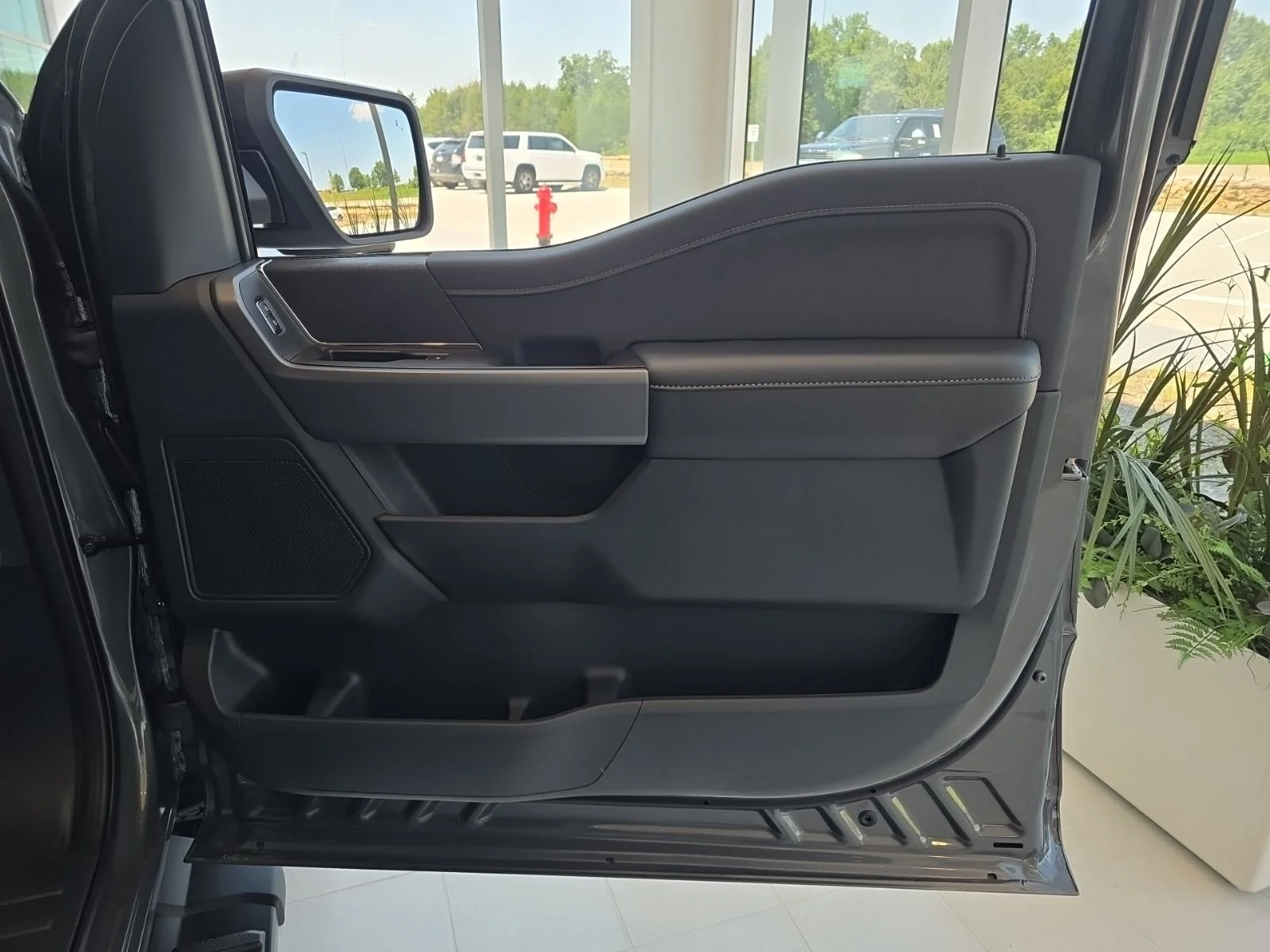 New 2026 Carbonized Gray Metallic Ford XLT image 22