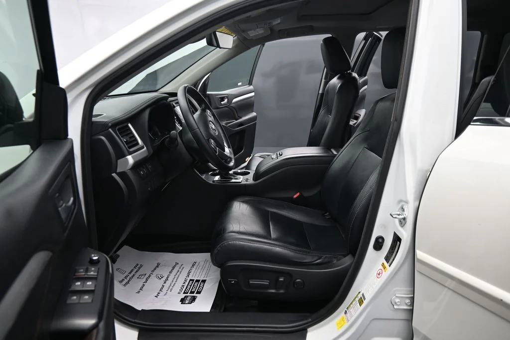 Used 2018 White Toyota XLE image 17