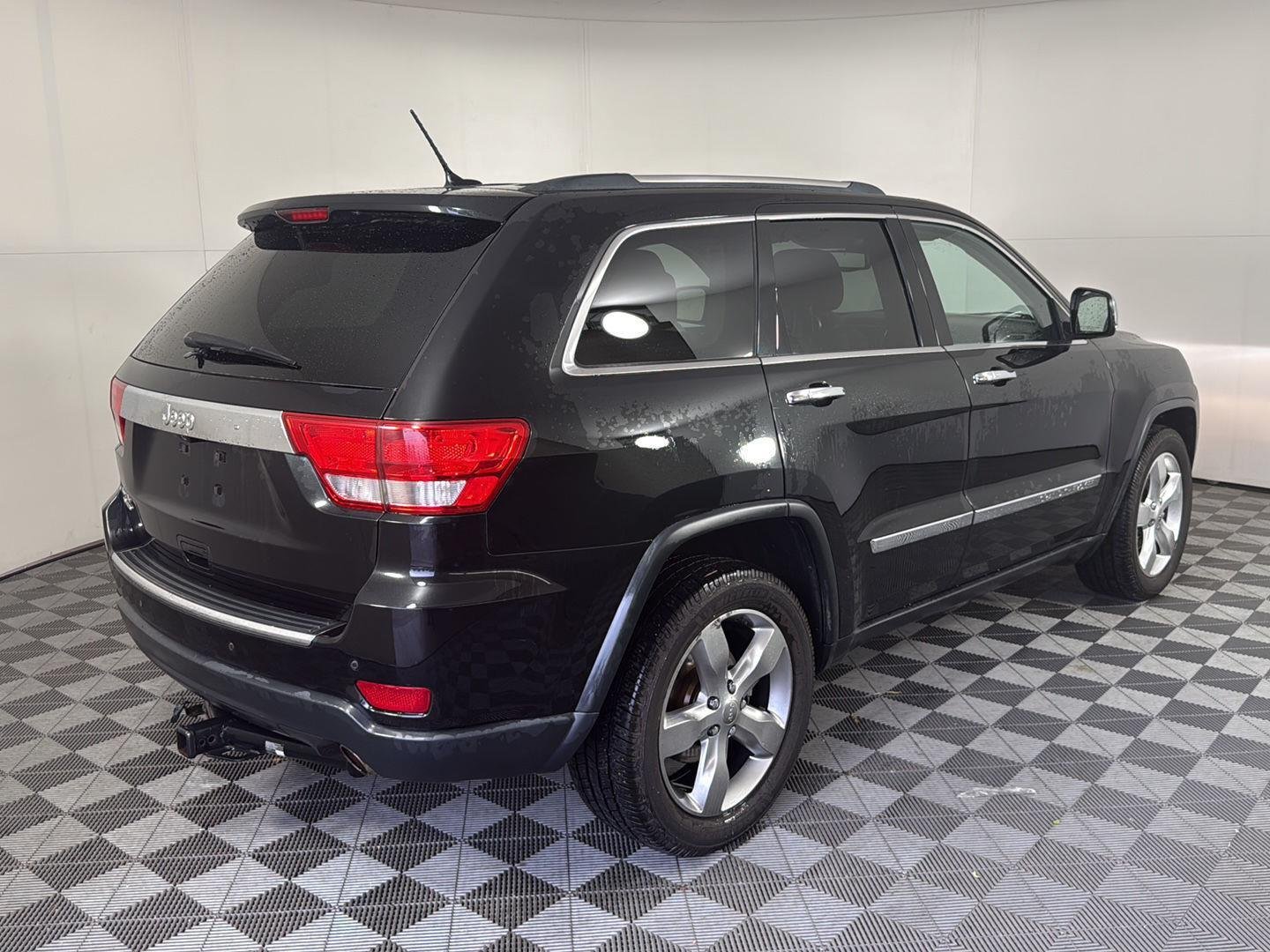 Used 2013 Brilliant Black Crystal Pearl Jeep Limited image 4