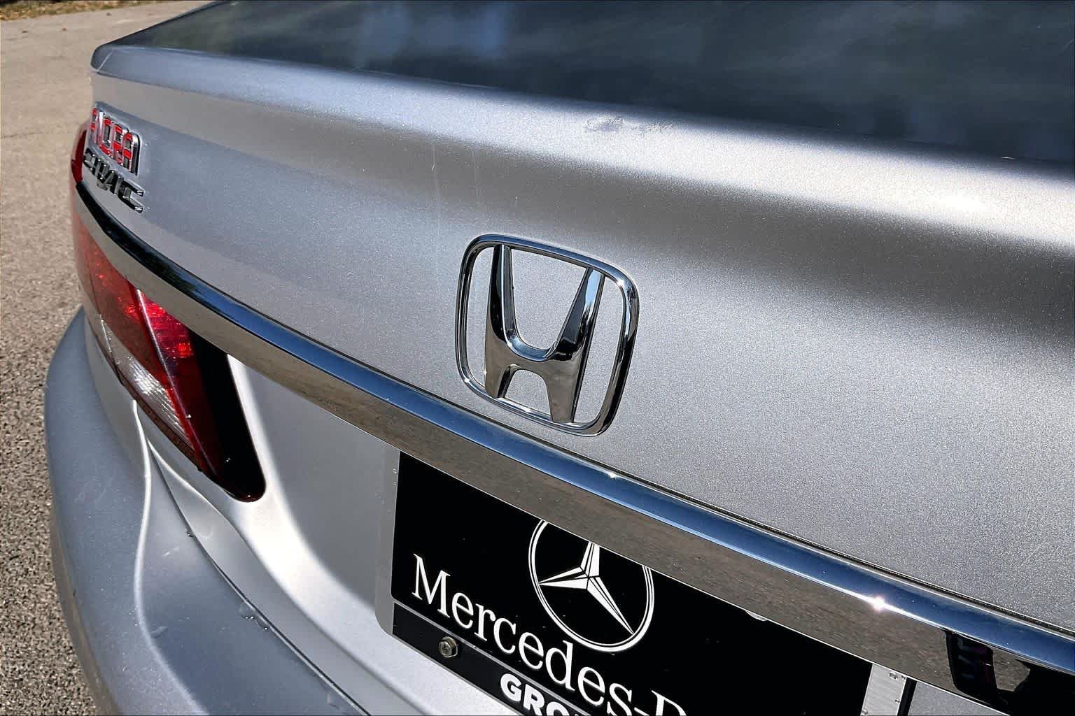 Used 2013 Alabaster Silver Metallic Honda LX image 25