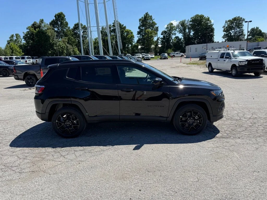New 2026 Diamond Black Crystal Pearl-Coat Exterior Paint Jeep Latitude image 5