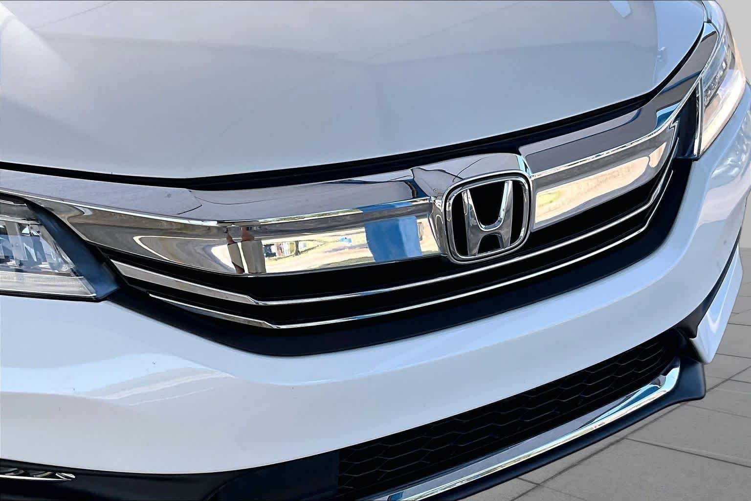 Used 2017 White Orchid Pearl Honda Touring image 30