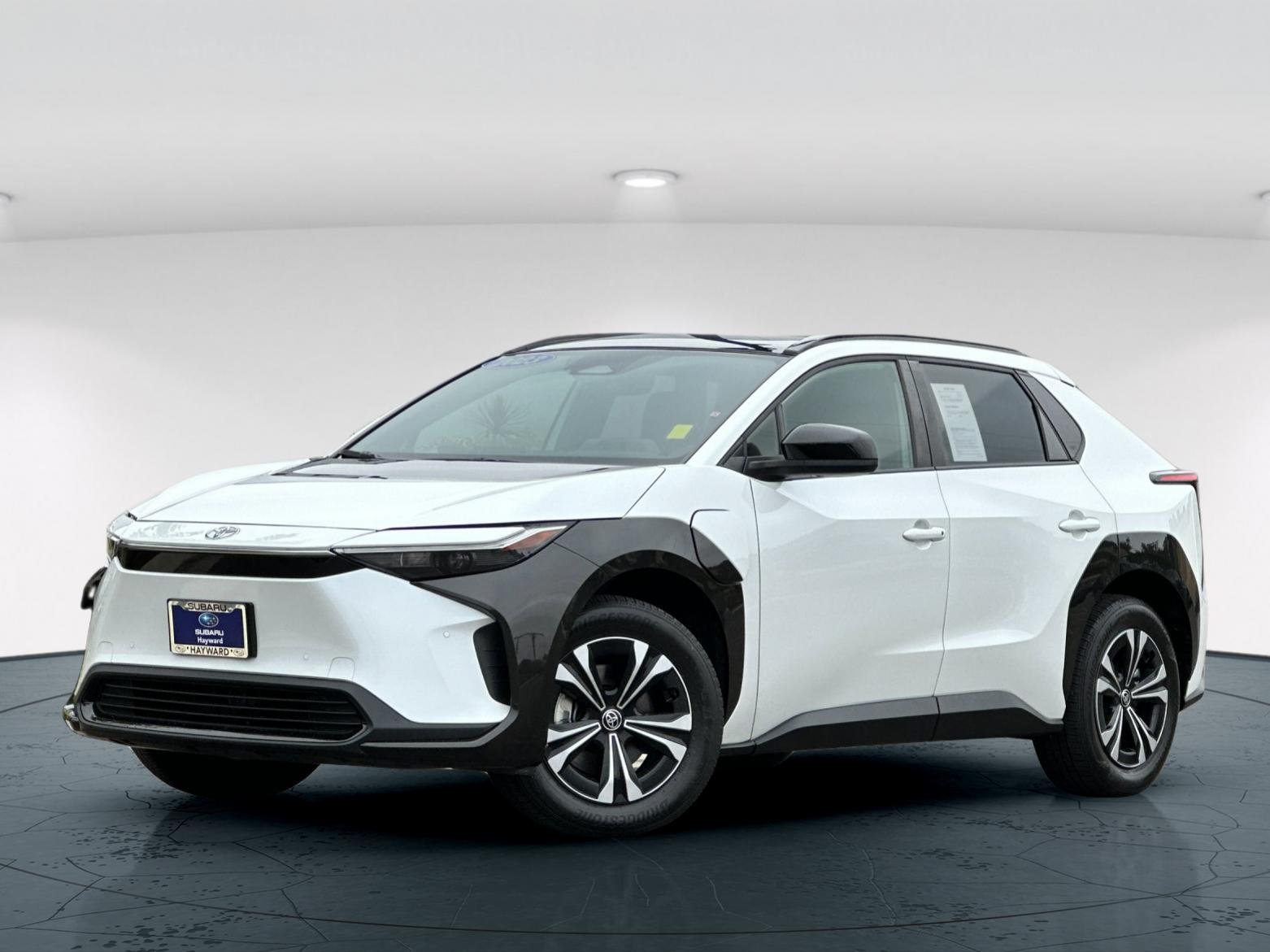 Used 2023 Pearl Toyota XLE 4D Sport Utility image 2