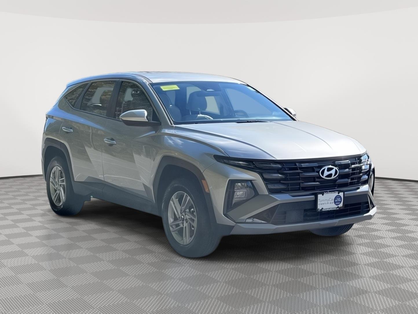 Used 2025 Shimmering Silver Hyundai SE image 3