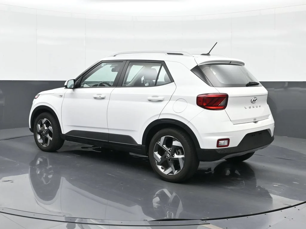 Used 2024 White Hyundai SEL image 2