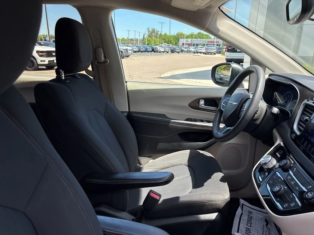 Used 2017 Brilliant Black Crystal Pearlcoat Chrysler Touring image 32