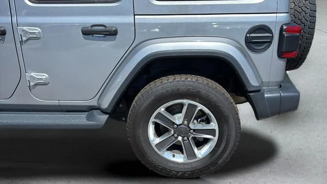 Used 2018 Silver Jeep Sahara 4x4 image 34