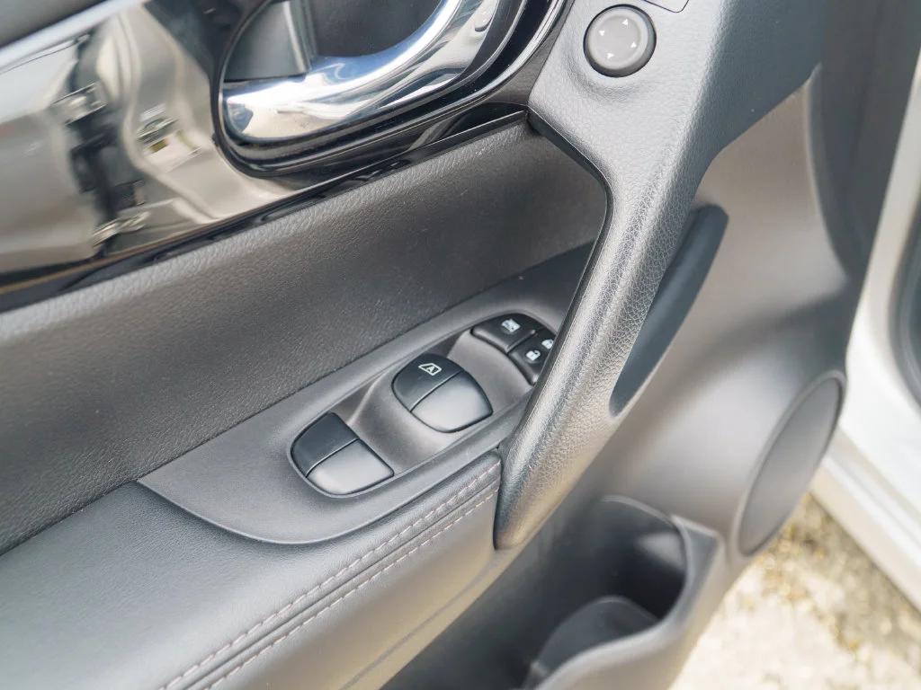 Used 2020 Brilliant Silver Metallic Nissan SV image 16