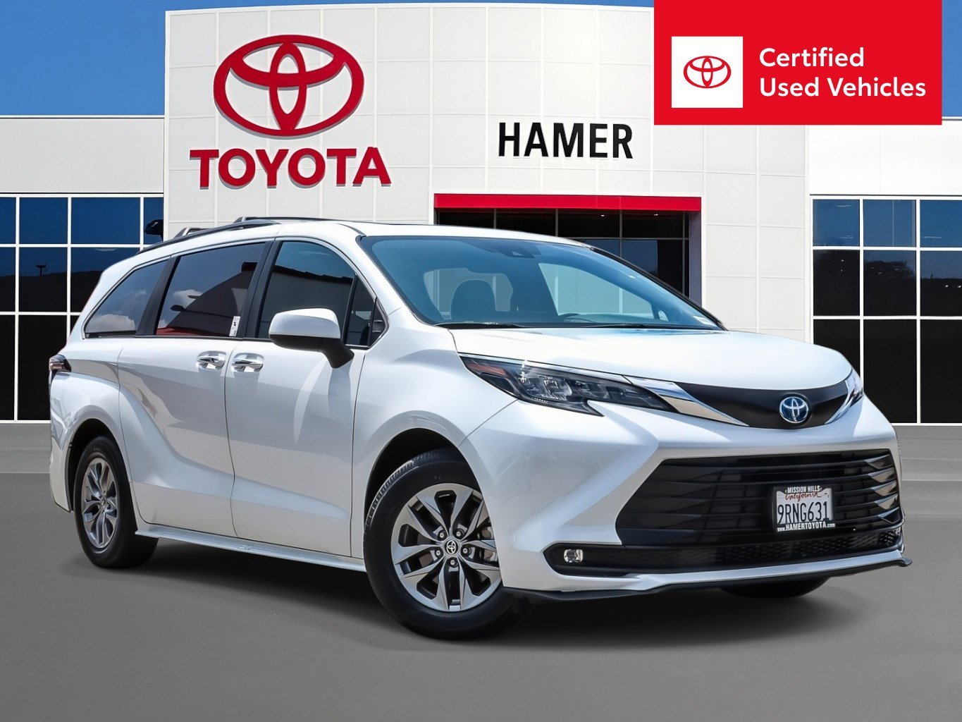 2025 Toyota Sienna XLE 7-Passenger Hybrid FWD's photo