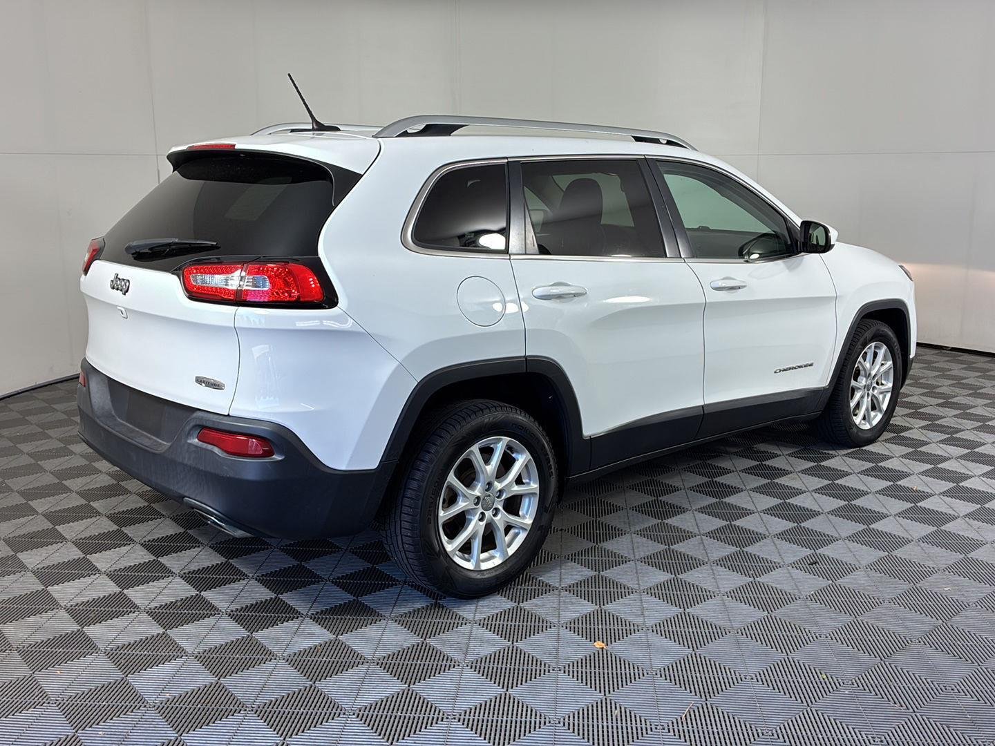 Used 2015 Bright White Clearcoat Jeep Latitude image 4