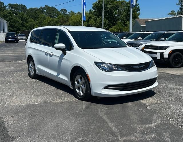 2017 Chrysler Pacifica LX's photo