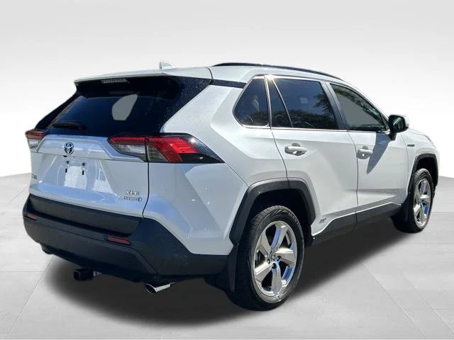 Used 2021 White Toyota XLE Premium image 5