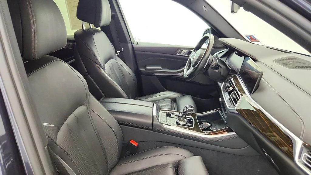 Used 2020 Arctic Grey Metallic BMW M50i w/ Driving Assist Pro, Luxury Seating & Premium Pkg image 25