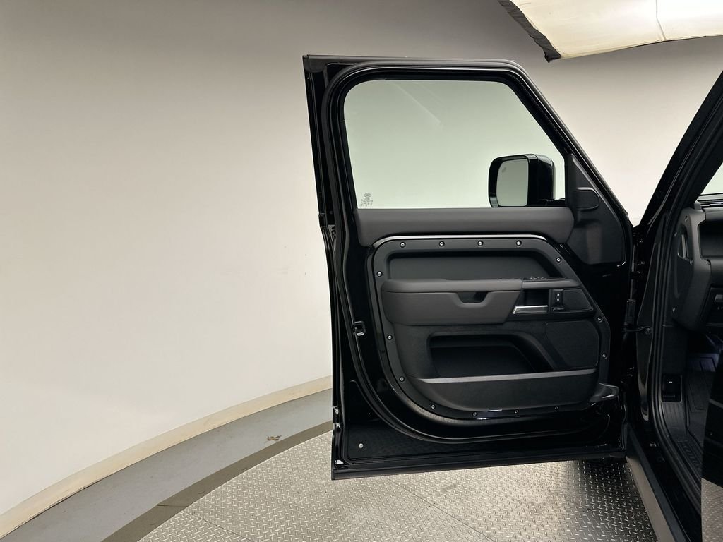 New 2026 Santorini Black Land Rover S image 9