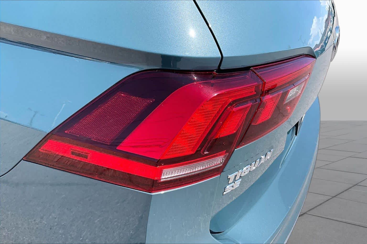 Used 2020 Stone Blue Metallic Volkswagen SE image 29
