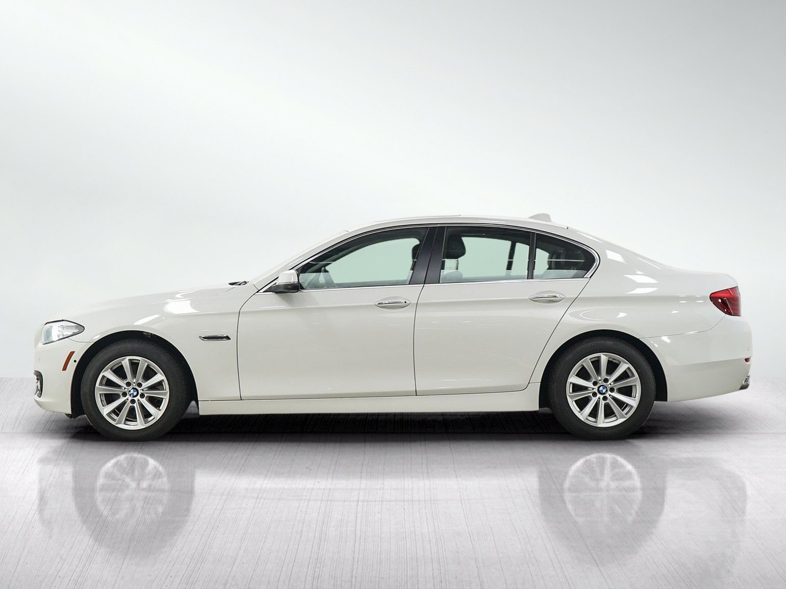 Used 2016 BMW 5 Series 528i with VIN WBA5A7C51GG151530 for sale in Burnsville, Minnesota