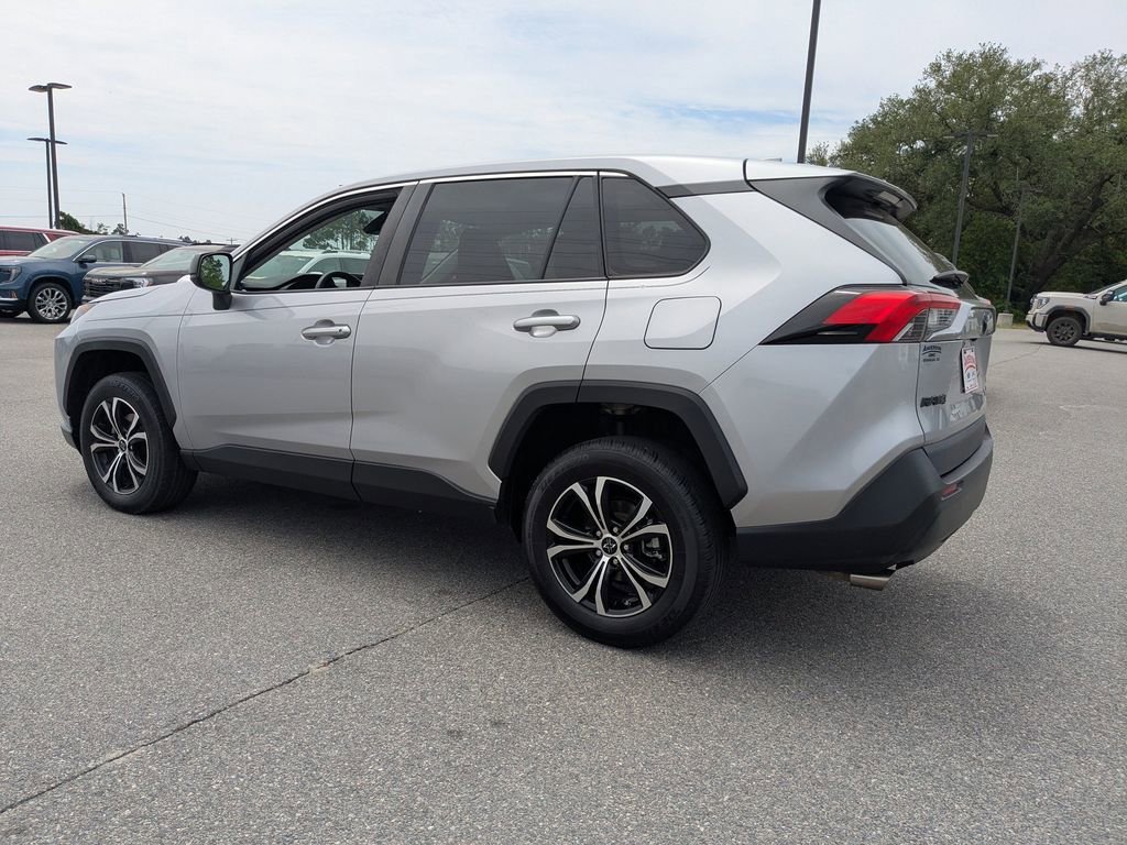Used 2022  Toyota LE image 6