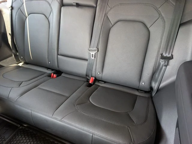 Used 2023  Land Rover S image 10