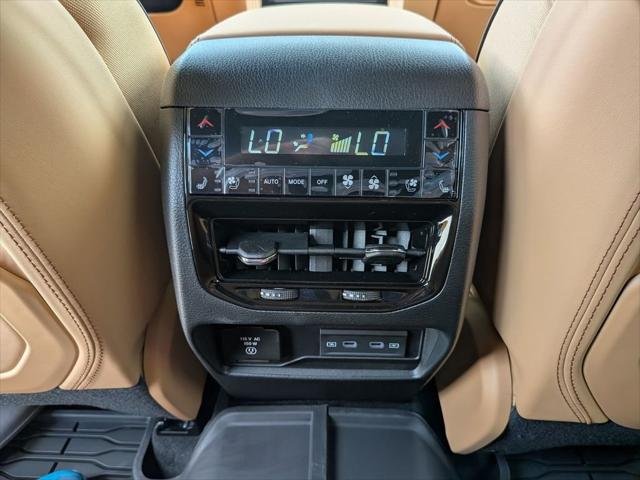 New 2026 Bright White Clear-Coat Exterior Paint Jeep Summit image 37